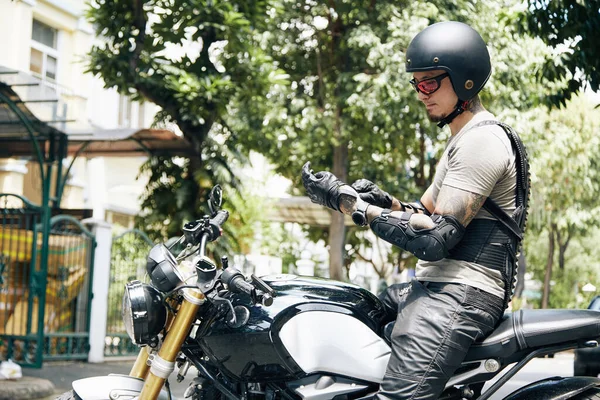 Motorradfahrer zieht Schutzausrüstung an — Stockfoto
