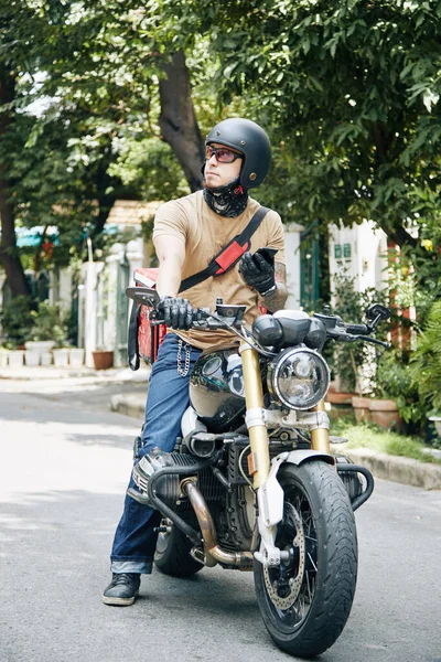Kurier auf dem Motorrad — Stockfoto