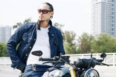 Motosikletli Kendine Güvenen Adam