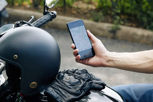 Motorradfahrer checkt Kartenanwendung — Stockfoto