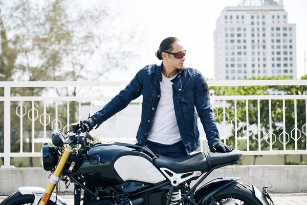 Homem confiante em pé na motocicleta — Fotografia de Stock