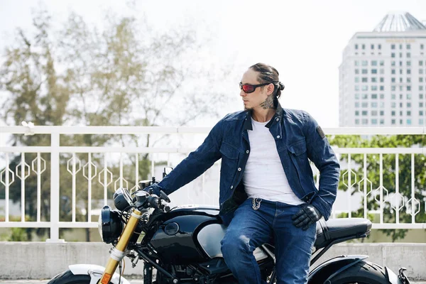 Homem elegante na motocicleta — Fotografia de Stock