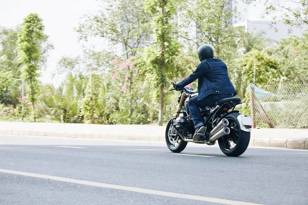 Mann fährt mit Motorrad auf Autobahn — Stockfoto