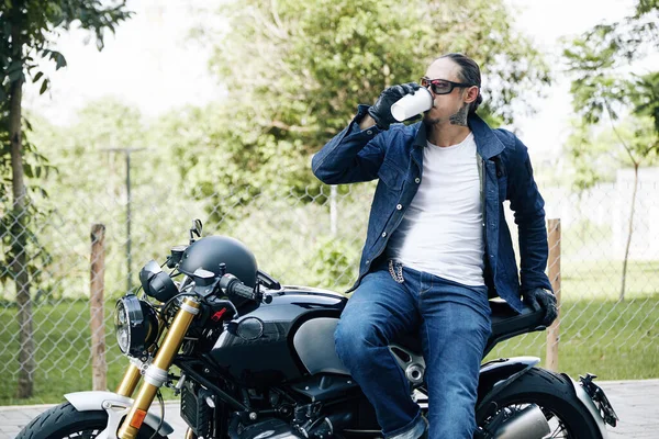 Motociclista bebendo tomar café — Fotografia de Stock