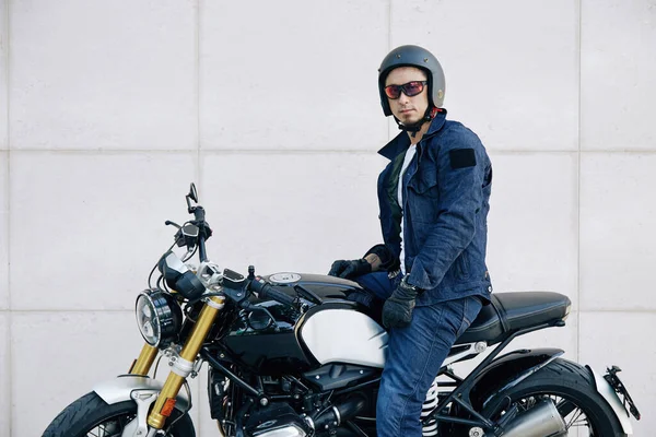 Motocycliste en lunettes et casque — Photo