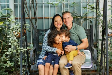 Mutlu Aile Salıncakta Oturuyor