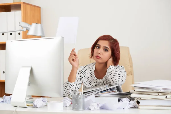 Fatigué désespéré jeune femme d'affaires — Photo