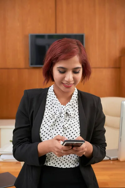 SMS-y Uśmiechnięta młoda bizneswoman — Zdjęcie stockowe