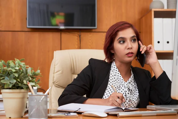 Mulher de negócios séria falando ao telefone — Fotografia de Stock