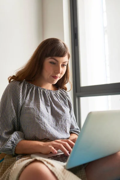 Jonge vrouw werkt op laptop — Stockfoto