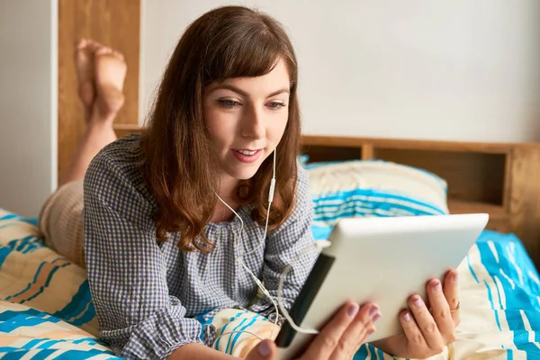 Lächelnde Frau beobachtet Show online — Stockfoto