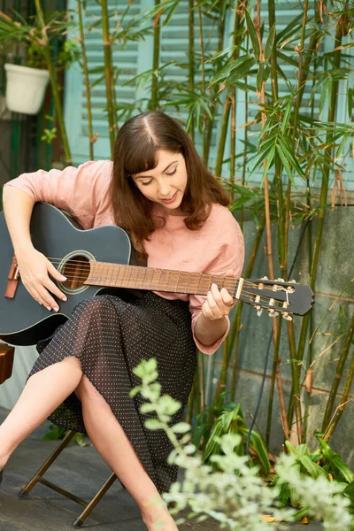 Femme appréciant jouer de la guitare — Photo