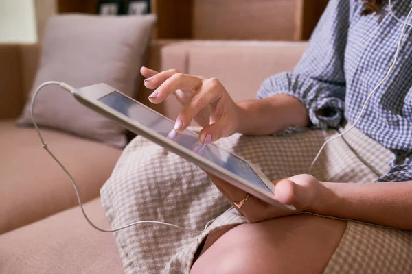 Vrouw zoomen afbeelding op tablet — Stockfoto