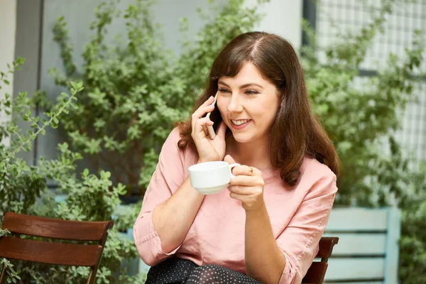 Mujer disfrutando de la llamada telefónica — Foto de Stock