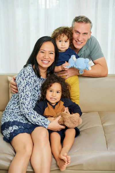 Positive Eltern und zwei Söhne — Stockfoto