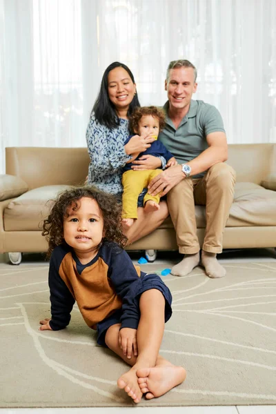 Niño feliz y su familia —  Fotos de Stock