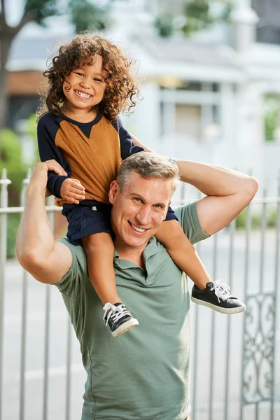 Mutlu baba ve küçük oğlu — Stok fotoğraf