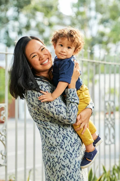 Mère tenant son petit fils — Photo