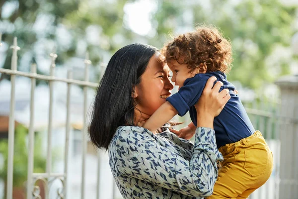 Mutter spielt mit kleinem Sohn — Stockfoto