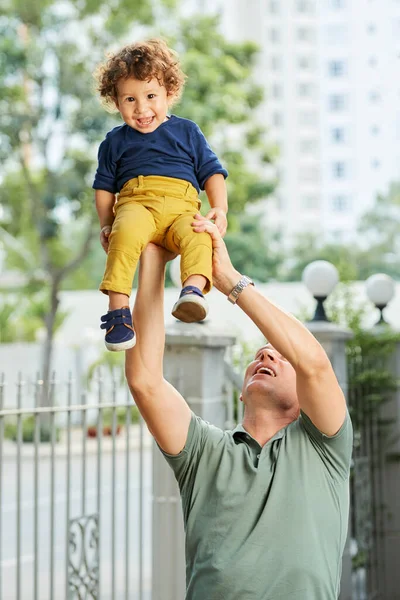 Baba küçük çocuğu kaldırıyor. — Stok fotoğraf