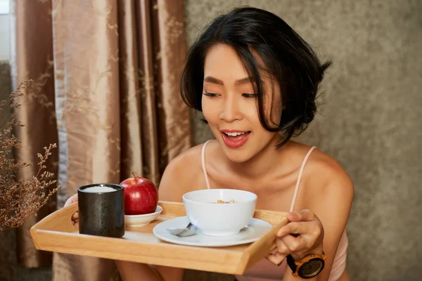 Femme excitée avec plateau de petit déjeuner — Photo