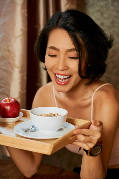 Mujer disfrutando sabroso desayuno —  Fotos de Stock