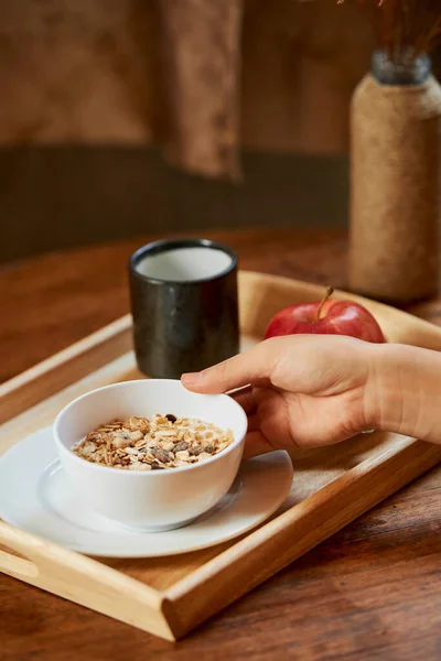 Mujer haciendo desayuno — Foto de Stock