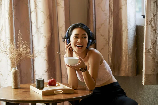 Excited Woman Eating Breakfast — Stock Photo, Image