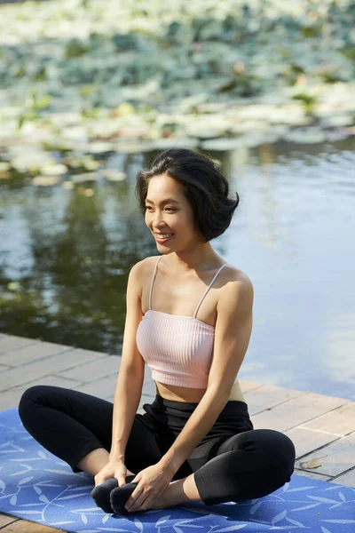Lotus pozisyonunda oturan kadın — Stok fotoğraf