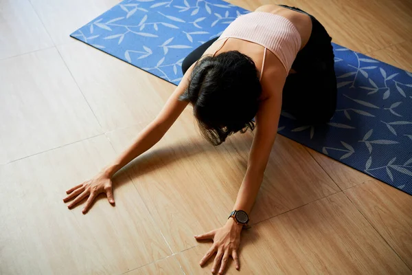 Mujer practicando yoga en casa —  Fotos de Stock
