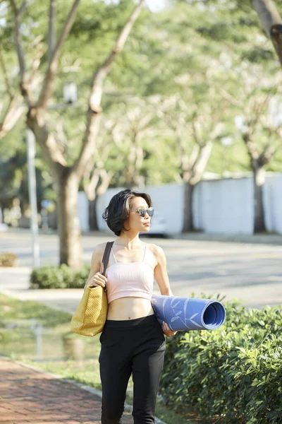 Kvinna som går i Yogamatta — Stockfoto