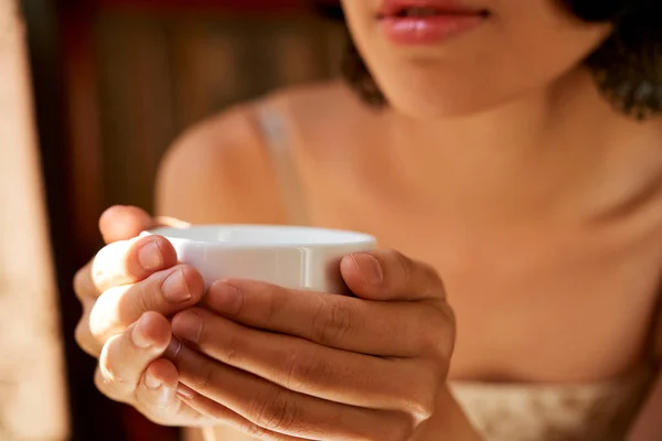 Mulher segurando xícara de chá de ervas — Fotografia de Stock