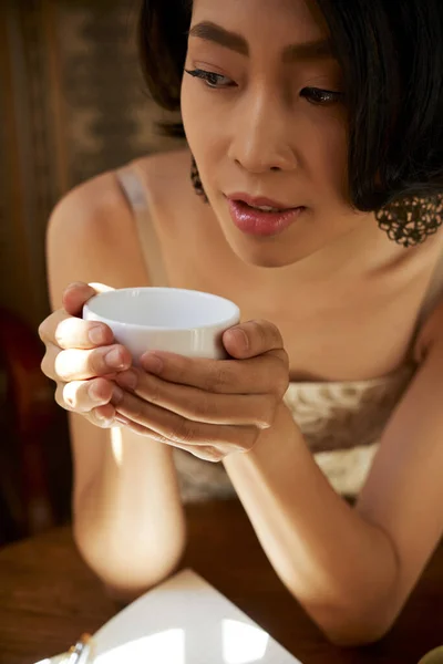 Жінка насолоджується трав'яним чаєм — стокове фото