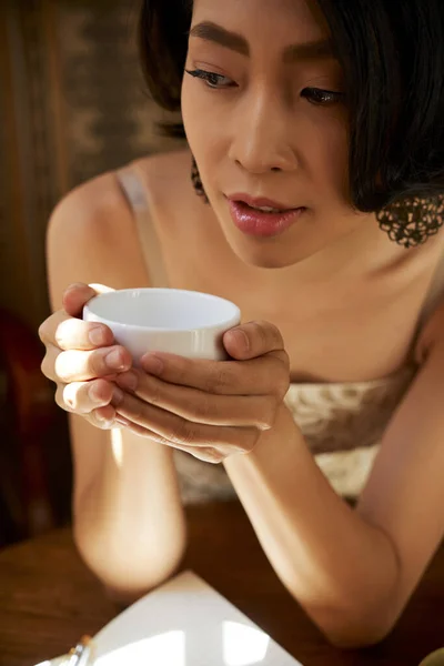 Frau genießt Kräutertee — Stockfoto