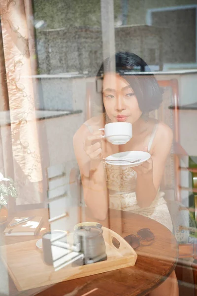 Junge Frau in schickem Restaurant — Stockfoto