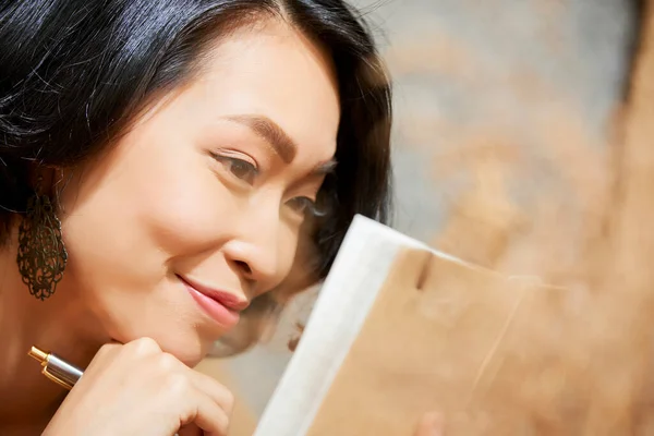 Frau liest ihr altes Tagebuch — Stockfoto