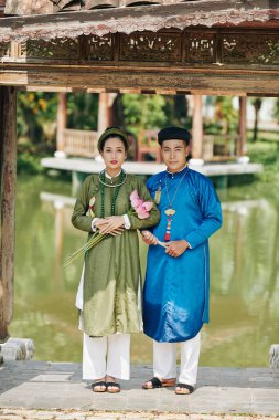 Ao Dai elbiseli Vietnamlı çift