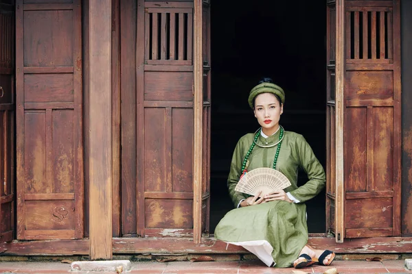 Femme vietnamienne en robe traditionnelle — Photo