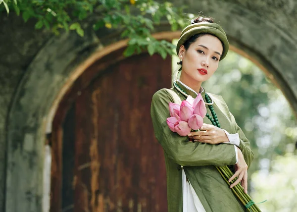 Mujer vietnamita con ramo de flores de loto — Foto de Stock