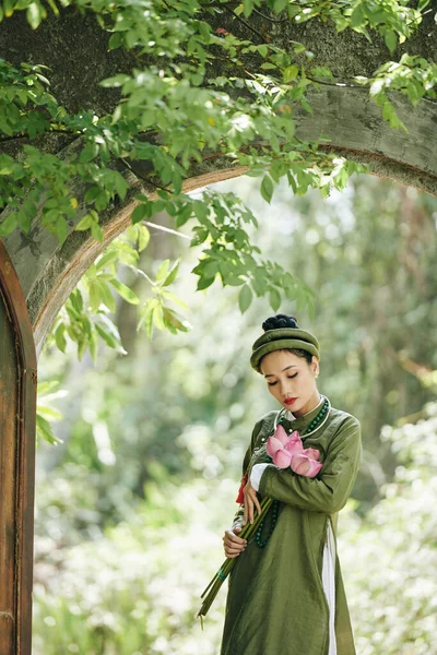 아 오 데이 드레스 와 전통적 인 머리쓰개를 입은 여인 — 스톡 사진