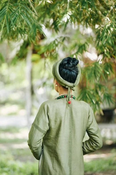 Visão traseira da mulher em vestido tradicional — Fotografia de Stock