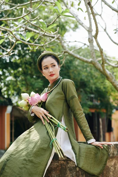 Прекрасна жінка в Ао Дай сукні — стокове фото