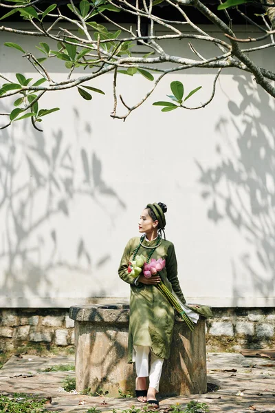 Schöne Frau in traditioneller Kleidung — Stockfoto