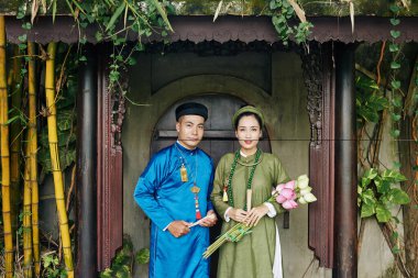 Geleneksel Elbiseli Çift