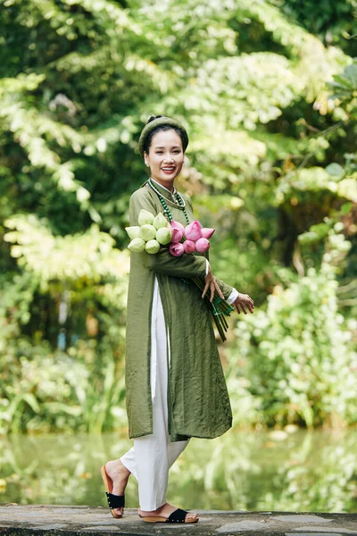 Mujer vietnamita feliz en traje nacional — Foto de Stock