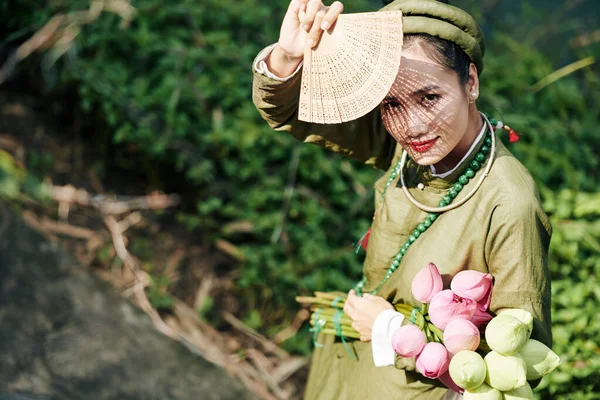 年轻女人躲在阳光下 — 图库照片