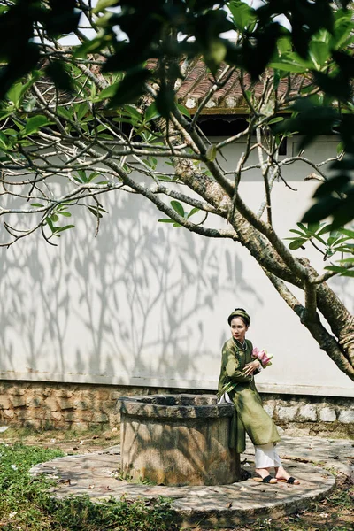 Mulher bonita no jardim velho — Fotografia de Stock