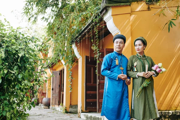 Casal vietnamita em trajes traditinais — Fotografia de Stock