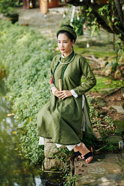 Mujer pensativa en traje tradicional — Foto de Stock