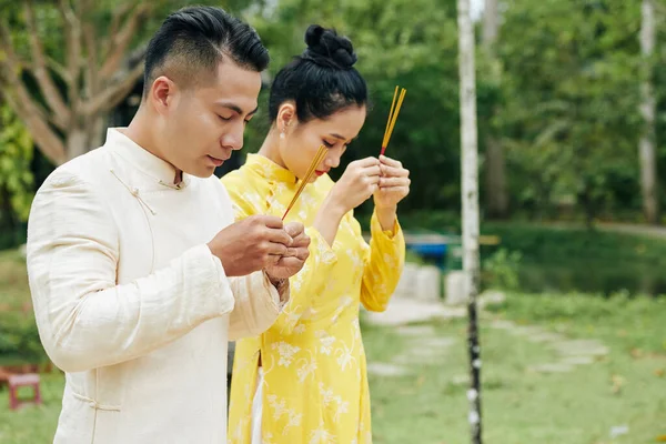 Asiatisches Paar betet — Stockfoto